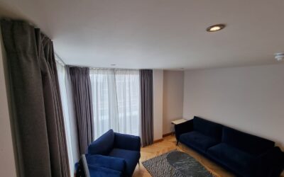 Ceiling-mounted vs wall-mounted curtains – what’s right for your site?