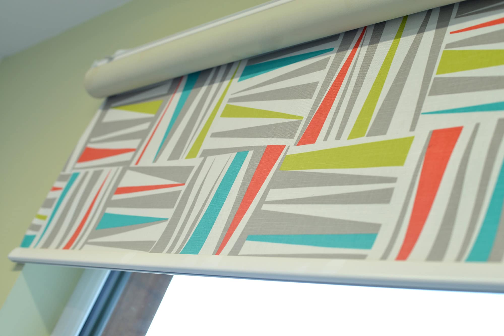 Roller blind with colourful pattern